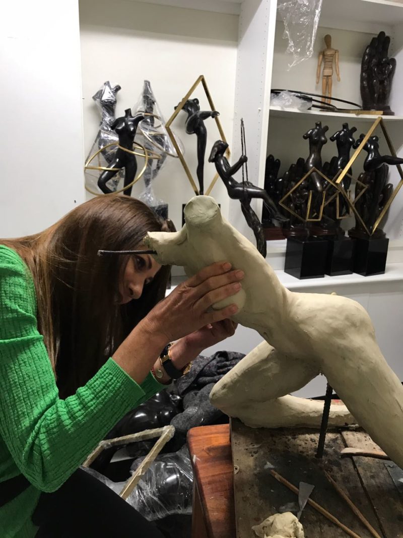 Sandra Rubinstein trabajando en su estudio
