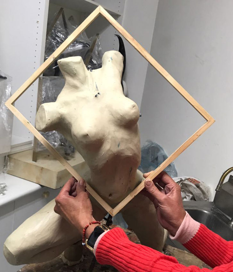 Sandra Rubinstein trabajando en su estudio